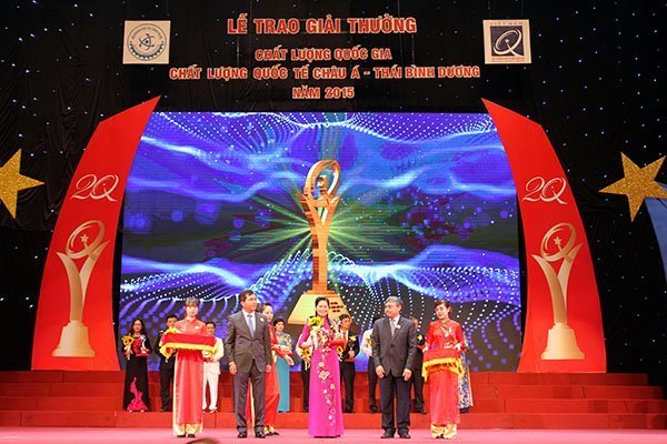 Bà Nguyễn Thị Loan - Chủ Tịch HĐQT Công ty Chè Tam Đường vinh dự được nhân Giải bạc Chất lượng Quốc gia