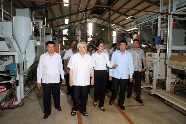 Bà Nguyễn Thị Loan giới thiệu nhà máy sản xuất chè Sen Cha cùng đoàn công tác