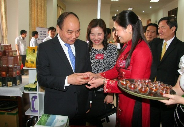 Bà Nguyễn Thị Loan Chủ Tịch HĐQT vinh dự mời trà Thủ tướng